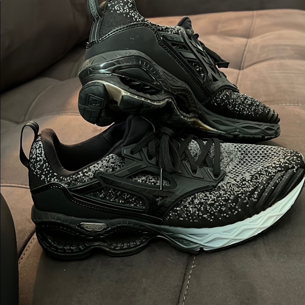 Mizuno black and grey wave creation running shoes